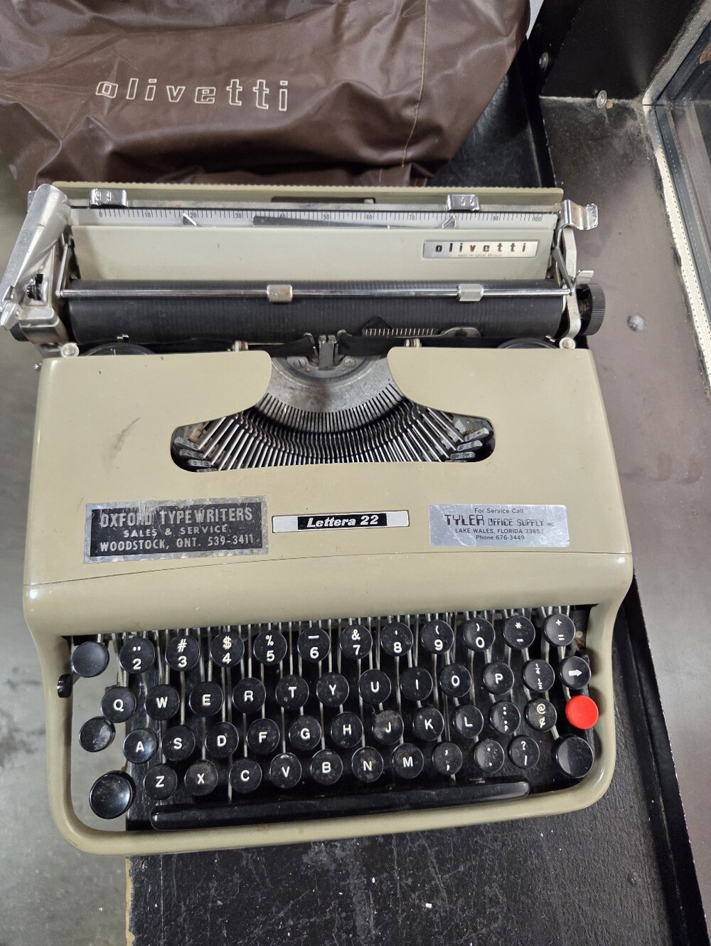 Vintage Olivetti Lettera 22 Typewriter with Original Case & Extra Ribbons